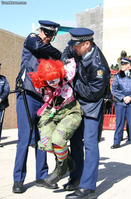 Im Kostüm festgenommen