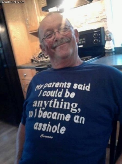 Alte Leute mit coolen T-Shirts