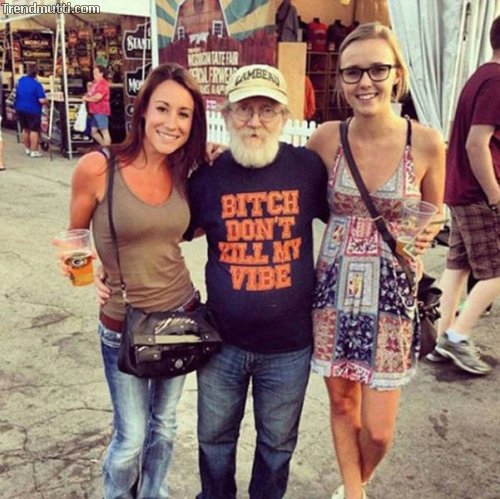 Alte Leute mit coolen T-Shirts